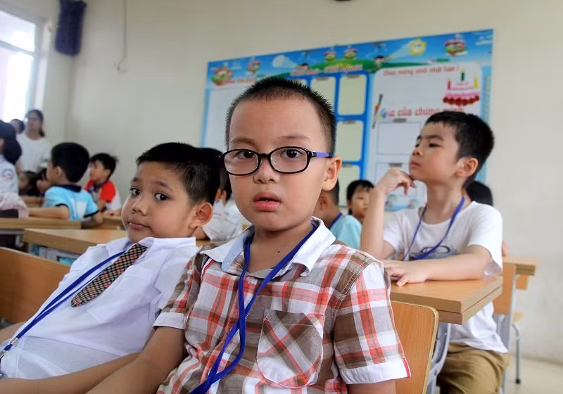 Số học sinh lớp 1 tăng đột biến nên phòng học của trường không đáp ứng đủ 10 buổi/ tuần cho tất cả học sinh. Cũng giống như những năm trước, năm học 2018-2019 này, học sinh sẽ học 9 buổi/ tuần để nhường chỗ cho những học sinh khác đi học.