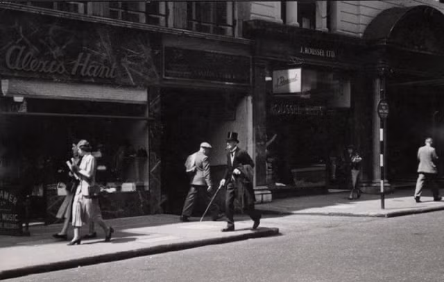 Trên một tuyến phố thương mại ở khu Mayfair, nơi tập trung giới thượng lưu London. Ảnh: Ernst Haas.
