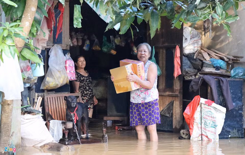 Những thùng mỳ tôm, những bình nước lọc của những tổ chức, cá nhân đã làm ấm lòng người dân vùng lũ. Bà Nguyễn Thị Hòa (Đô Lương) nhận được hai thùng mì tôm do đoàn cứu trợ cấp cho.