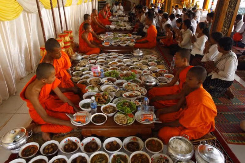 Sau khi lễ xong, các sư thầy trong chùa sẽ ban lời chúc tốt lành đến mỗi người. Lễ sẽ được hạ xuống và mọi người cùng ăn chung với nhau, cùng nhau cười nói thể hiện tinh thần đoàn kết, gắn bó với nhau trong cuộc sống. Ảnh: What's on Phom Penh.