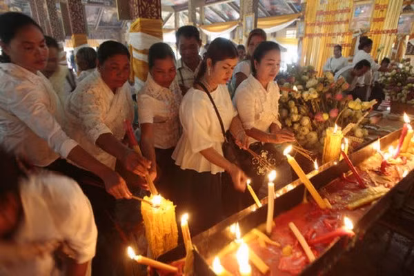 Tên gọi lễ hội Pchum Ben bắt nguồn từ một giai thoại Phật giáo được truyền lại qua nhiều thế hệ. Theo ngôn ngữ Khmer, Pchum có nghĩa là “một cuộc gặp gỡ”, còn Ben là “quả cầu" làm bằng thứ gì đó như các loại thực phẩm. Ảnh: Phatgiao.org.