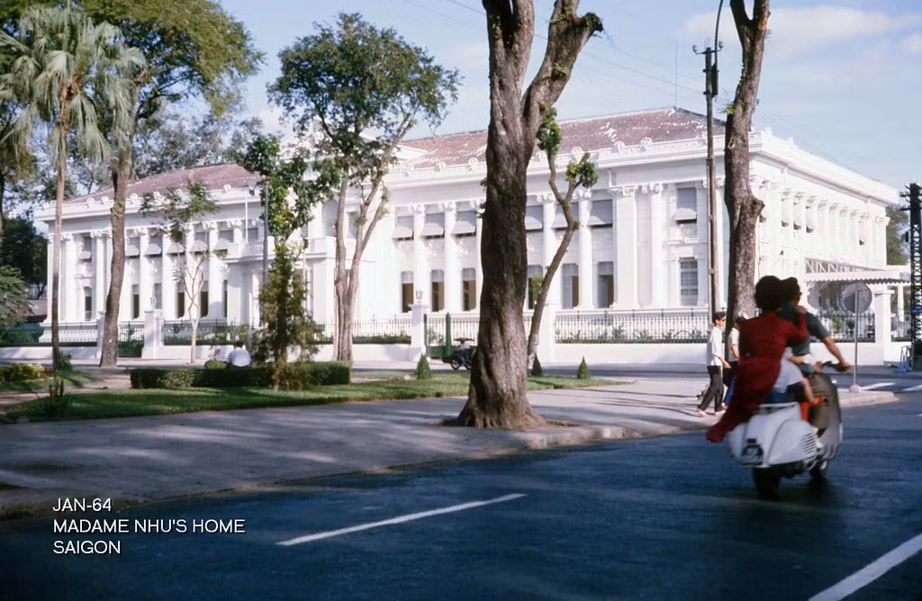 Dinh Gia Long trong một bức ảnh chụp năm 1964. Sau 1975, tòa nhà tạm thời bị bỏ không. Đến năm 1978, TP HCM ra quyết định sử dụng tòa nhà này làm Bảo tàng Cách mạng TP HCM. Đến năm 1999 thì bảo tàng chuyển đổi thành Bảo tàng TP HCM như hiện nay.
