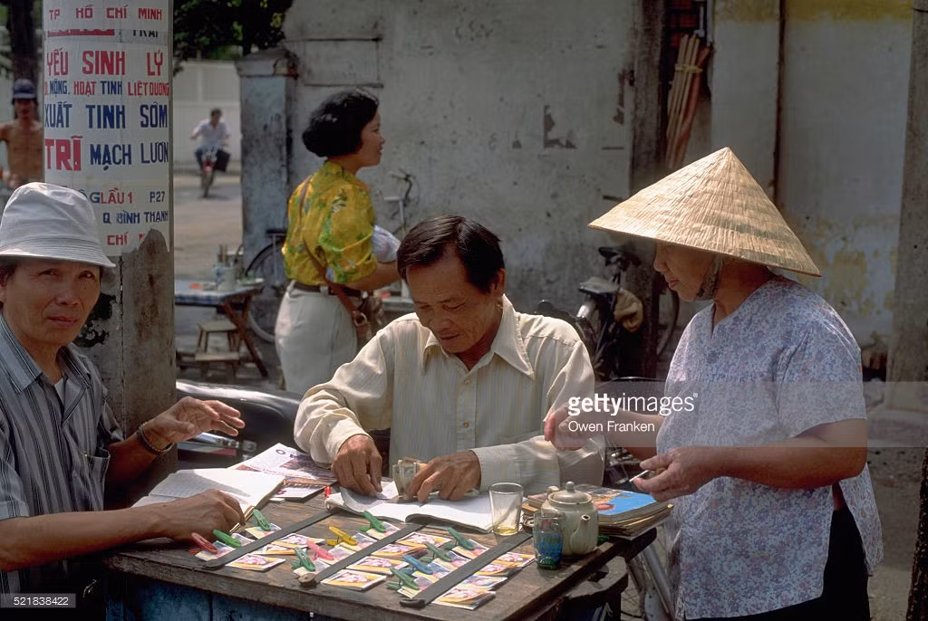 Quầy vé số bên đường, TP HCM.