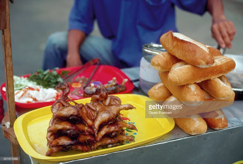 Bánh mì và chim quay tại một hàng quán lề đường ở TP HCM.