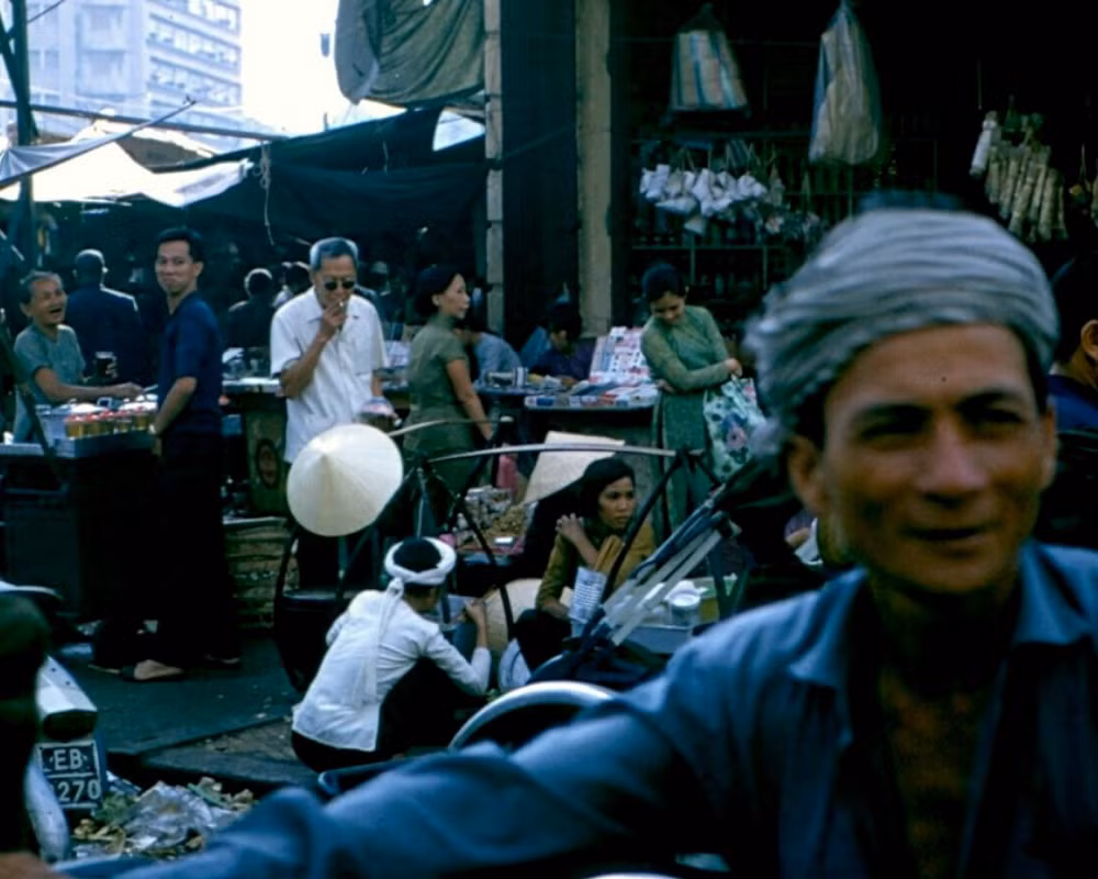 Các cửa hàng ở chợ Cũ Sài Gòn.