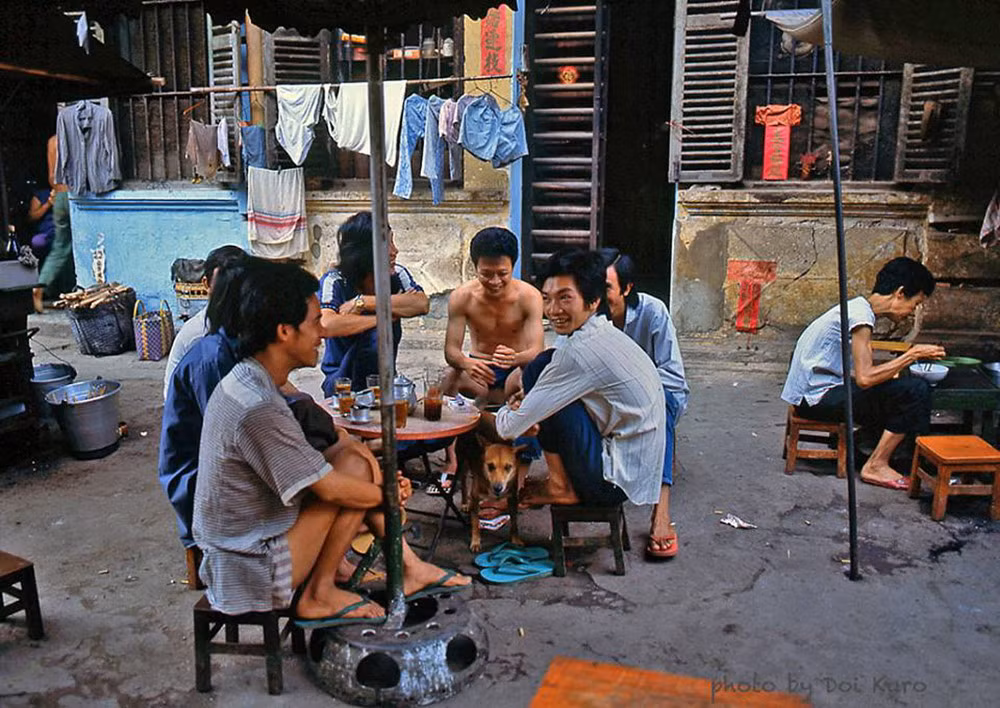 "Cậu Vàng" và các nam giới thưởng thức cà phê vỉa hè ở Chợ Lớn, 1989.