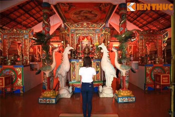 Trong khuôn viên đình có lăng Ông Nam Hải, được tạo dựng vào năm 1824. Lăng thờ Nam Hải Cự Tộc Ngọc Lân Chi Thần theo tục thờ Cá Ông, được vua Thiệu Trị, vua Tự Đức phong 3 đạo sắc vào những năm 1845, 1846, 1850.
