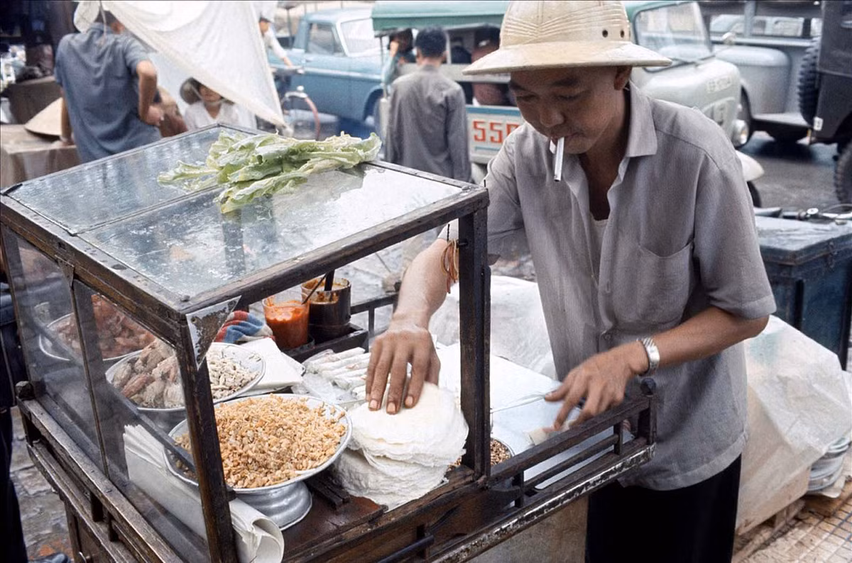 Quầy bò bía, một món quà vặt vỉa hè quen thuộc khác ở Sài Gòn.