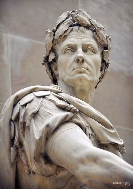 Sau khi lên nắm quyền ở Rome, Caesar bắt đầu tiến hành một loạt chương trình cải cách xã hội lẫn chính quyền. Ông tiến hành tập trung quyền lực cho chính quyền Cộng hòa và trở thành một nhà Độc tài trọn đời (Dictator perpetuo) với nhiều quyền lực chưa từng có.