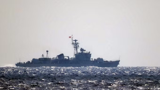 Tàu hộ vệ tên lửa của Trung Quốc xuất hiện khu vực vùng biển phía nam đông nam giàn khoan ngày 3/6.