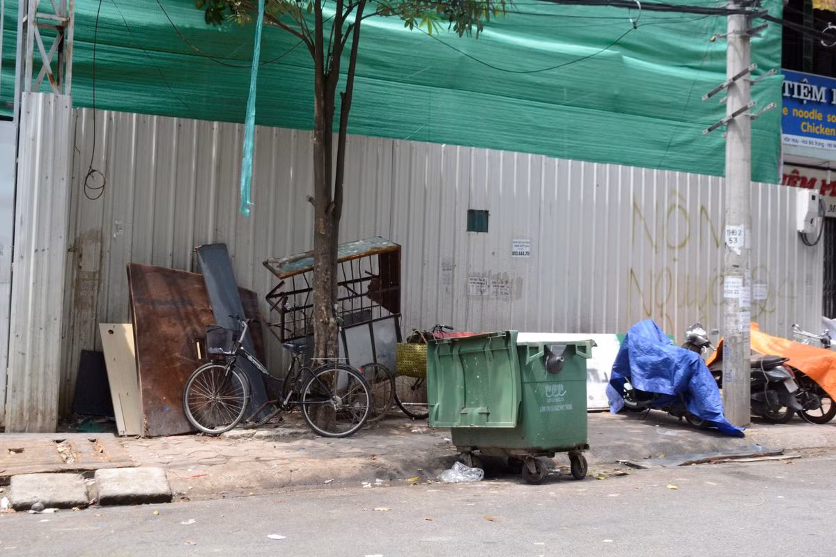 Ngay dưới chân khu vực đang được thi công là nơi tập kết rác thải, trông khá nhếch nhác.