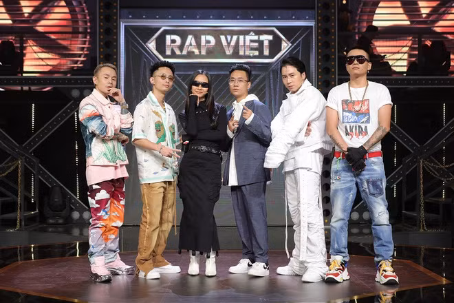  Rap Việt đang là chương trình được mọi người yêu thích. Ngoài bữa tiệc âm nhạc sôi động, khán giả còn ấn tượng với thời trang của dàn huấn luyện viên khi ngồi ghế nóng. Mỗi người đều lựa chọn gu ăn mặc đậm chất riêng nhưng vẫn đồng điệu với tinh thần hip hop bụi phủi. Ảnh: Rap Việt.