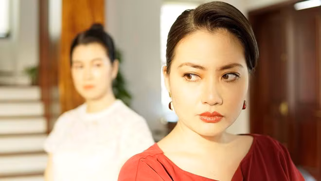 Duong tinh lan dan cua dien vien thu vai ba me ke trong “Mat na guong“