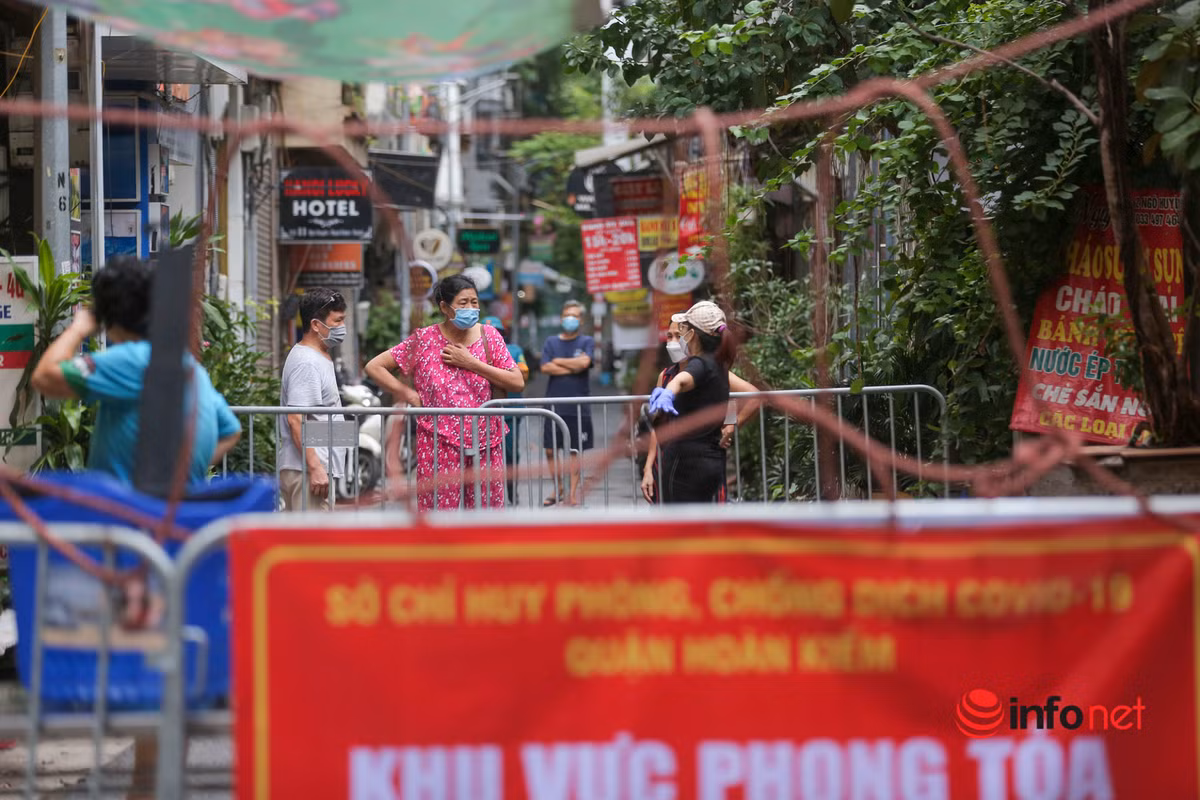 Phong toa nhieu con pho gan BV Viet Duc, khoang 1.000 nguoi nha benh nhan di cach ly-Hinh-6