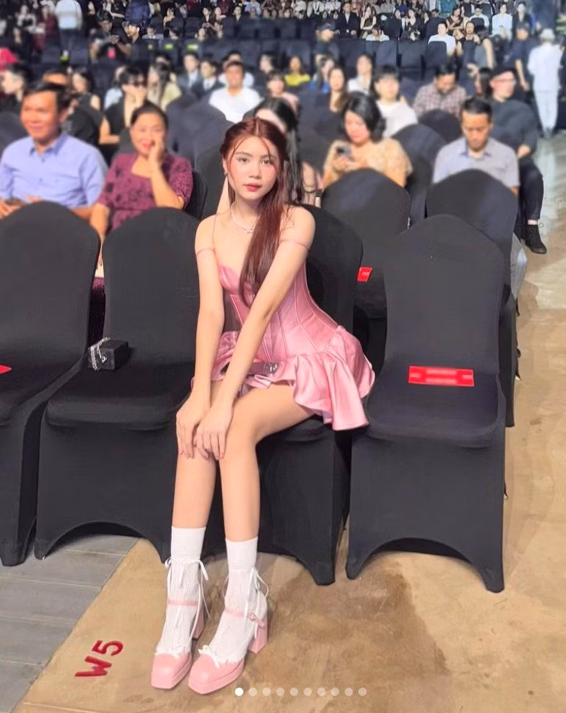 Trang phục giúp Hạt Dẻ cực kỳ nổi bật giữa sự kiện, từ cách kết hợp trang điểm, làm tóc đều rất hài hòa, tạo thành tổng thể thống nhất. Song có lẽ chiếc váy quá ngắn nên cô bé có một chút lúng túng, liên tục ngồi chéo chân hoặc dùng tay che chắn.