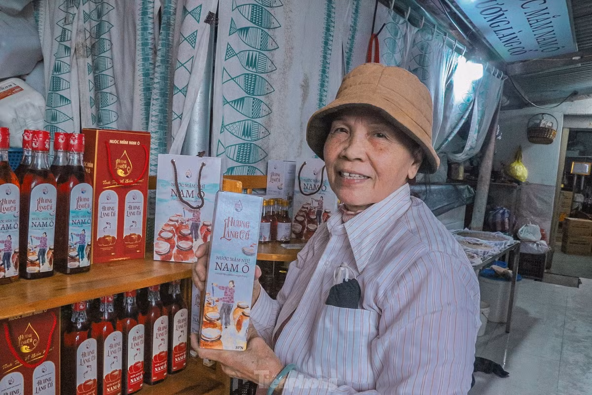 Bà Phan Thị Ngọc Bích, chủ cơ sở nước mắm Hương Làng Cổ (phường Hòa Hiệp Nam) cho biết: Năm nay đơn đặt hàng Tết nhiều nên cơ sở của bà bán ra hơn 10.000 lít nước mắm, mọi người đều phải tăng ca làm ngày đêm mới kịp. "Chúng tôi đang tích cực đóng chai, dán nhãn, đóng thùng để kịp chuyển cho các đơn hàng ở xa. Đặc biệt, năm nay cơ sở của tôi có nước mắm “hai năm”, được ủ 24 tháng mới bán ra nên mỗi chai có giá 80.000 đồng/chai." bà Bích cho biết.