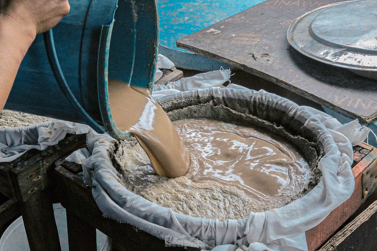 Mắm lấy từ trong chum đã được ủ từ 12 - 18 tháng, sau đó sẽ lọc qua phễu nhiều lần mới cho ra những giọt nước mắm thơm ngon.