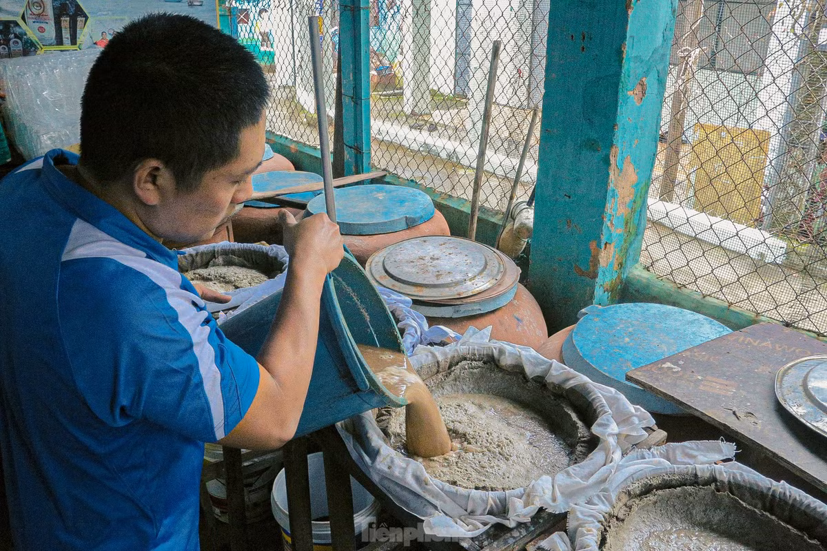 Theo chủ các cơ sở sản xuất nước mắm Nam Ô, những tháng bình thường trong năm chỉ làm vài trăm lít nước mắm để phục vụ bà con, riêng tháng Tết mắm được lọc liên tục hàng nghìn lít mới đủ để phục vụ thị trường Tết.