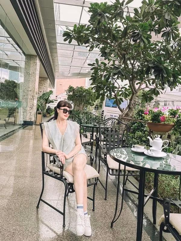 Đặc biệt, dân mạng trầm trồ khi Vân Dung vẫn sở hữu đôi chân thon, trắng. Trong cuộc trò chuyện với phóng viên Dân trí, nữ nghệ sĩ nói cô đón nhận những lời khen bằng sự tích cực. "Trẻ con, người già cũng thích được khen. Kể cả họ khen giả vờ tôi vẫn vui", nghệ sĩ nói.