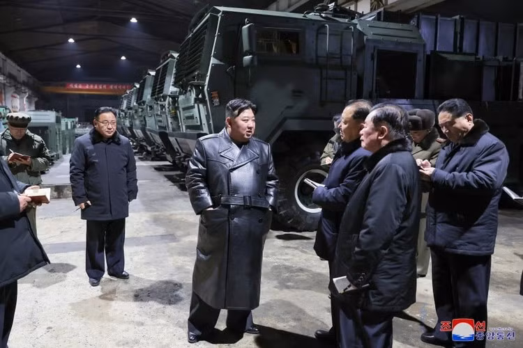 Ông Kim đã đề ra những chính sách cách mạng lâu dài được ngành công nghiệp đạn dược quán triệt và thực hiện nhằm hoàn thiện chặt chẽ hơn việc chuẩn bị chiến tranh của đất nước.