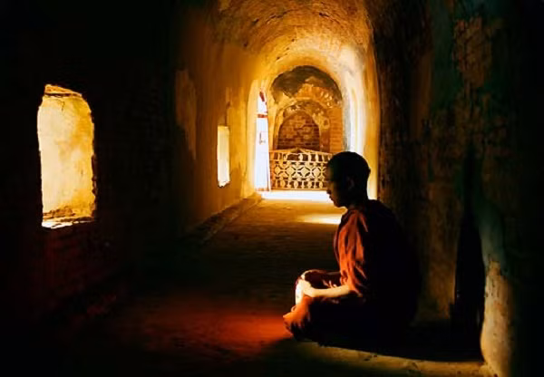 Lúc thiền, ta cứ ngồi trong phòng, ai ngang qua cũng biết song tâm không động, không gọi tên, không níu kéo. Ảnh minh họa.