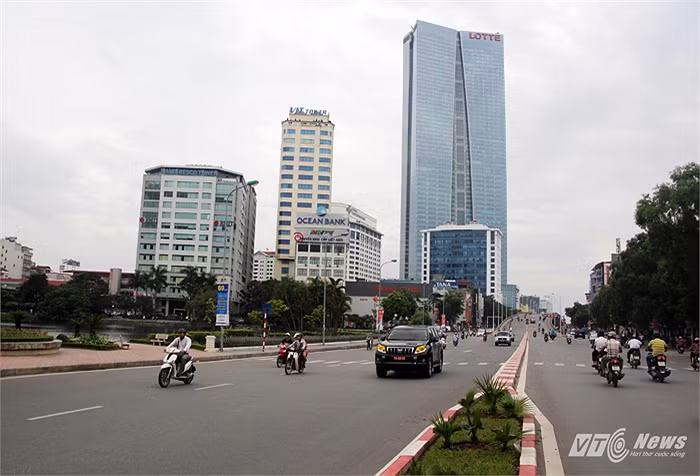 Lotte Center Hanoi nhìn từ đường Nguyễn Chí Thanh. Đây là tòa nhà cao thứ 2 ở Việt Nam sau tòa nhà Keangnam Hanoi Landmark Tower (72 tầng).