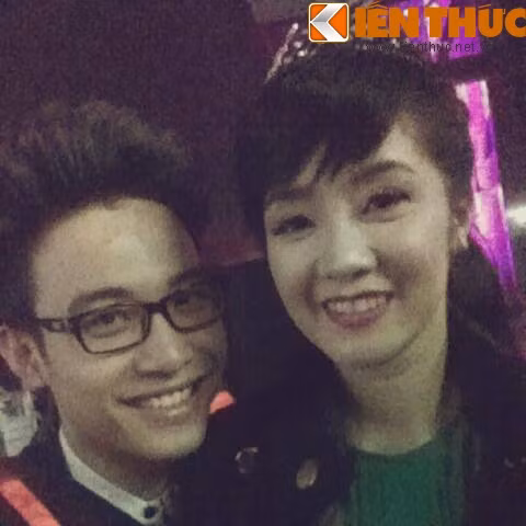 Anh Duy chụp ảnh cùng diva Hồng Nhung.