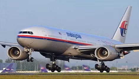 Các tiếp viên cũng được huấn luyện sơ cấp cứu, trong đó họ được yêu cầu phải vượt qua các khóa học bồi dưỡng một cách thường xuyên, để xử lý tốt trong các trường hợp máy bay gặp sự cố.