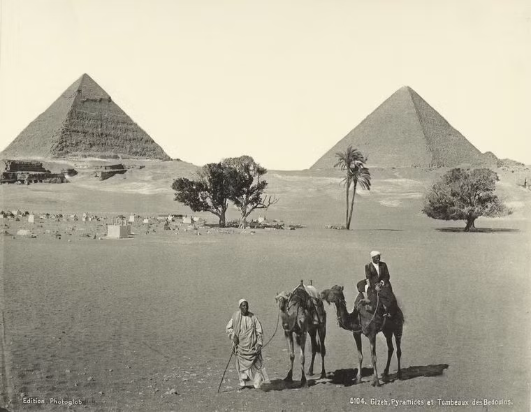Kim Tự Tháp Kheops và lăng mộ của Bedouins.