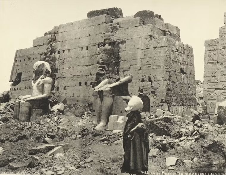 Đền Karnak của pharaon Thothmes III và các bức tượng pharaon Amenhotep I.