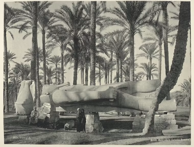 Tượng khổng lồ bằng đá vôi Ramses II Colossus ở Hạ Ai Cập.
