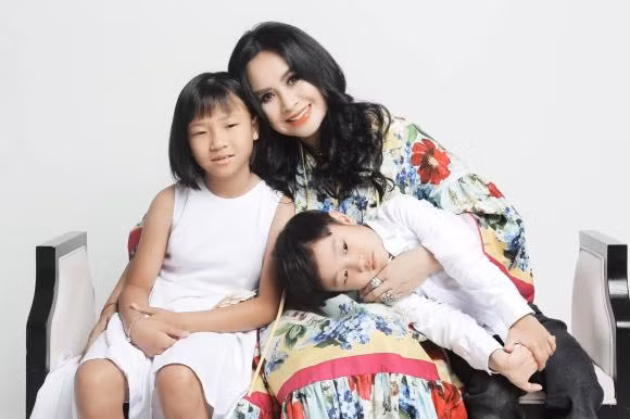 Thanh Lam chia sẻ ảnh bên cháu, sắc vóc bà ngoại U55 gây sốt - Hình 2 Thanh Lam chia se anh ben chau, sac voc ba ngoai U55 gay sot-Hinh-2