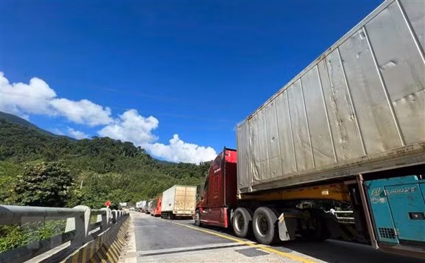 Xe tải gặp nạn lật nghiêng trên đèo Lò Xo khiến 1 người tử vong - Hình 2 Xe tai gap nan lat nghieng tren deo Lo Xo khien 1 nguoi tu vong-Hinh-2