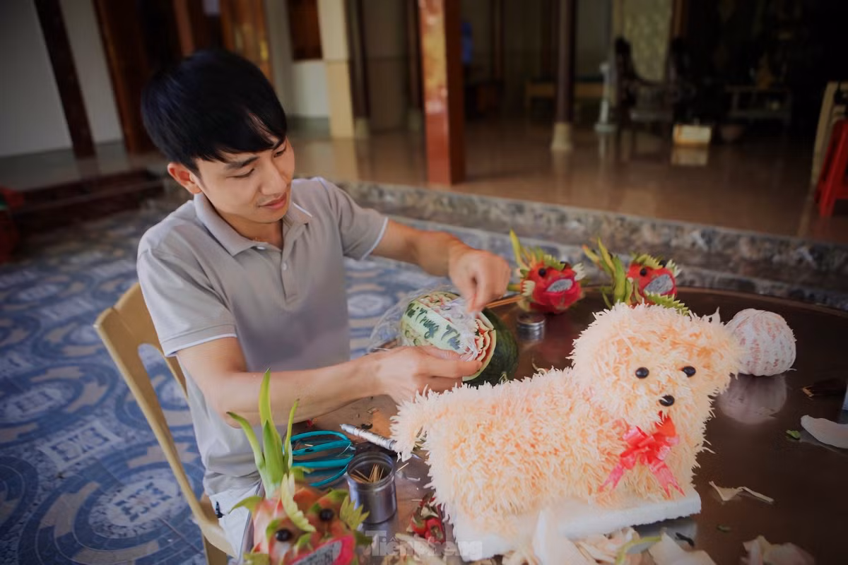 Chú chó ngộ nghĩnh được làm từ bưởi. Để hoàn thiện được một chú chó như thế này, anh Thiết phải mất gần 1 giờ đồng hồ. Khó và lâu nhất là công đoạn tách, bóc múi bưởi. Bưởi được chọn là loại bưởi chua, múi tép ít nước, khô.
