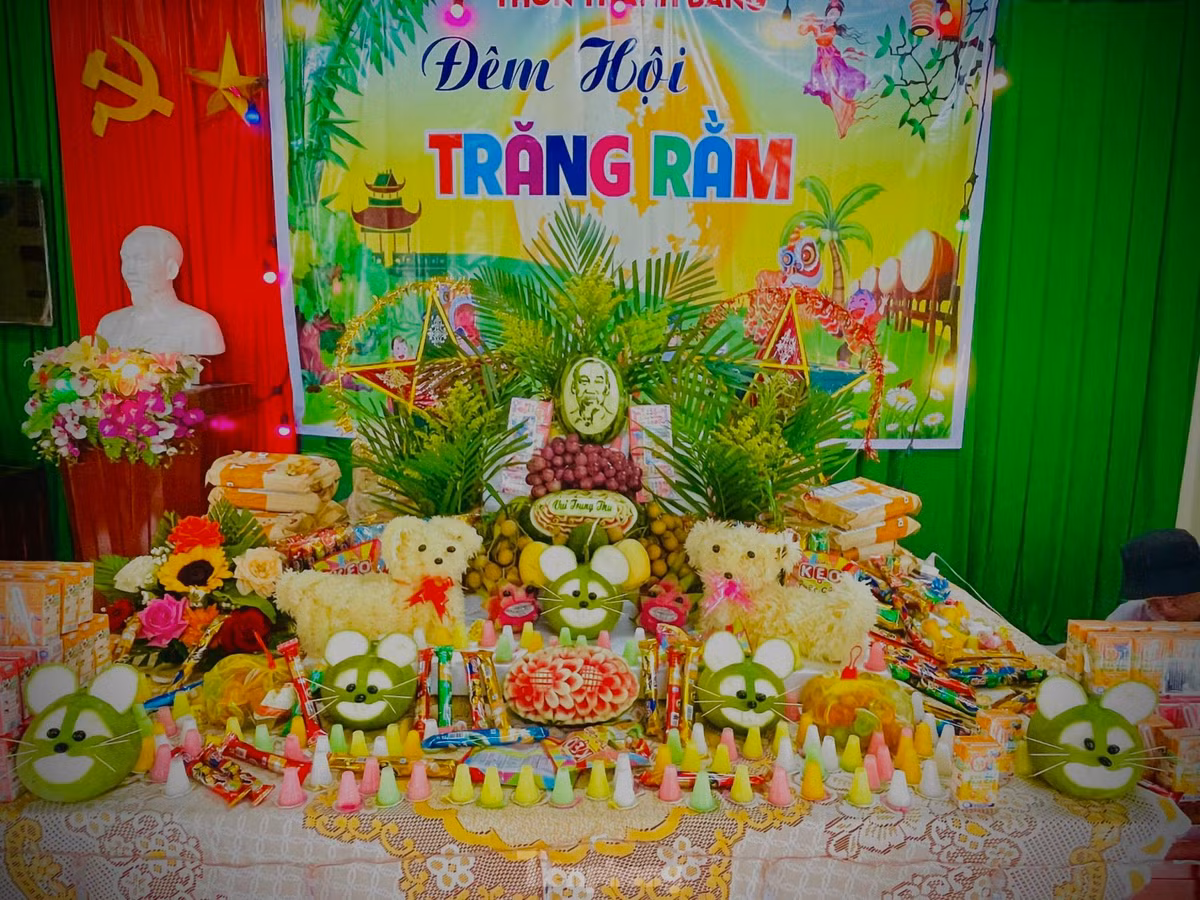 Mâm cỗ trung thu có đầy đủ hoa, quả và bánh kẹo, đèn lồng sắc màu tạo nên bữa tiệc vô cùng phong phú.