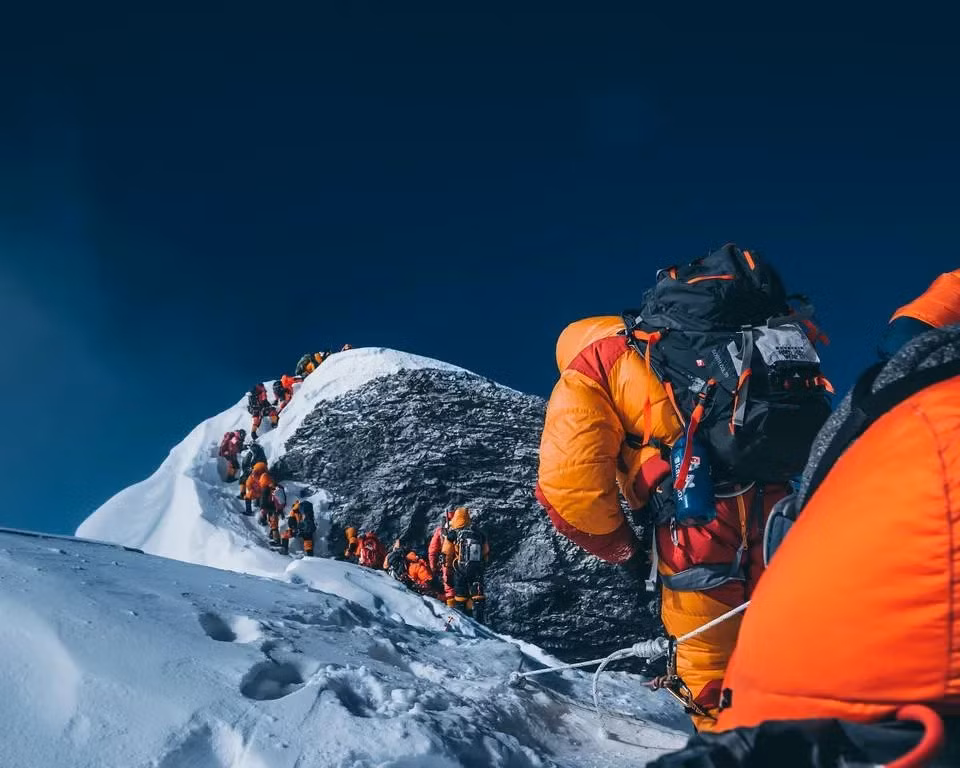 Vi sao nguoi bo mang tren dinh Everest phai nam tai do mai mai?-Hinh-3