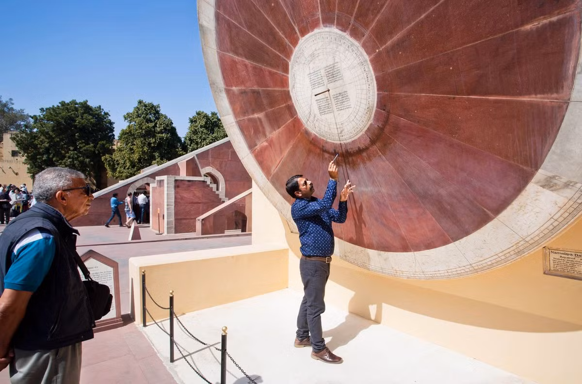Nadi Valaya Yantra gồm hai đồng hồ Mặt trời trên hai mặt khác nhau, một mặt tượng trưng cho bán cầu Bắc, mặt kia là bán cầu, giúp đo thời gian với độ chính xác dưới một phút. Ảnh: Vacationindia.com.