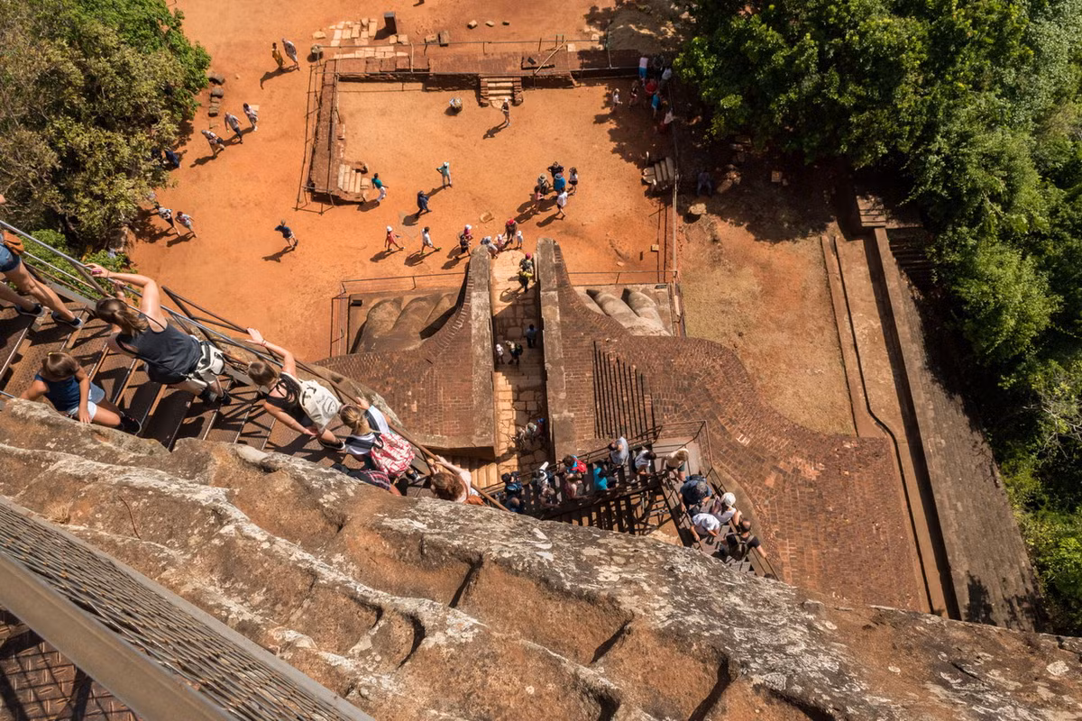 Từ cổng có một hệ thống bậc thang tạc vào đá dẫn lên đỉnh Sigiriya. Để bảo đảm an toàn, một hệ thống cầu thang mới đã được xây dựng trong những thập niên gần đây để phục vụ nhu cầu tham quan và nghiên cứu. Ảnh: Wikipedia.