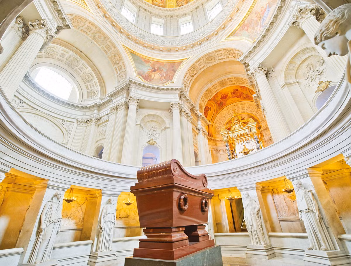 Dưới thời Napoleon Đại đế, điện Invalides đã trở thành khu nghĩa trang của quân đội Hoàng gia. Sau khi Napoleon mất, thi hài của ông đã được vua Louis-Philippe chuyển tới đây năm 1840. Ảnh: The Past.