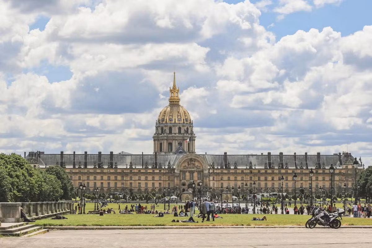 Được vua Louis XIV của nước Pháp cho xây dựng vào cuối thế kỷ 17, điện Invalides là một trong những công trình kiến trúc nổi tiếng nhất của thành phố Paris. Ảnh: Paristickets.tours.