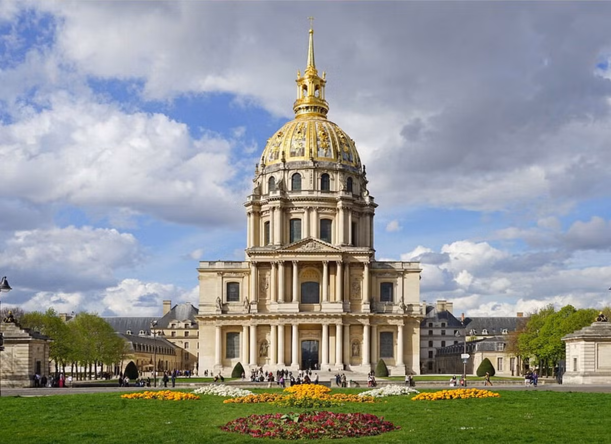 Phía Nam của cung điện là nhà thờ Saint-Louis, vừa là nhà thờ quân đội, vừa là nhà thờ hoàng gia. Công trình có mái vòm dát 10 kg vàng, phần đỉnh vòm cao trên 30 mét. Ảnh: Bookyourtour.com.