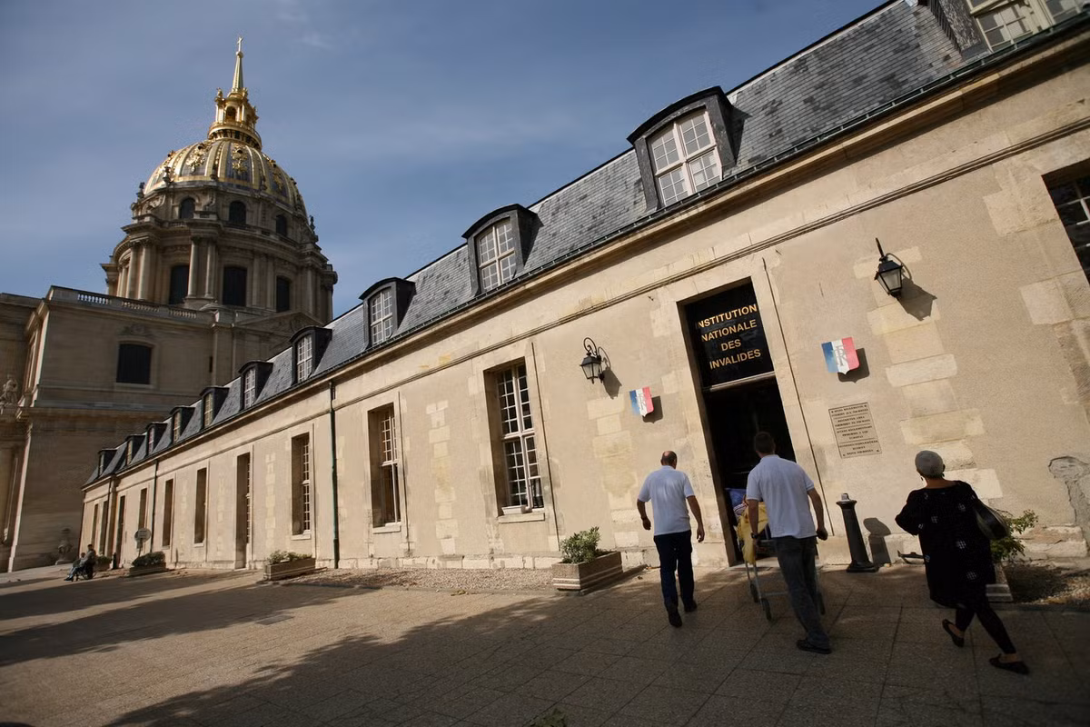 Điện Invalides tiếp tục chức năng dưỡng đường và bệnh viện quân y cho tới cuối thế kỷ 19. Năm 1900, nơi đây chỉ còn 127 bệnh binh trú ngụ và chức năng bệnh viện bị loại bỏ. Ảnh: Ministère des Armées.