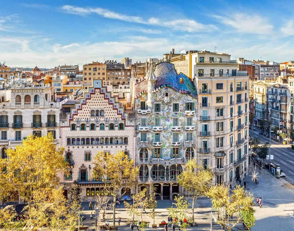 Casa Batlló vốn được xây dựng theo bản thiết kế của Gaudi năm 1877, với kiến trúc cổ điển không có gì đặc biệt. Năm 1900, Josep Batlló - người nắm ngành công nghiệp dệt may của Barcelona đã mua lại tòa nhà và yêu cầu Gaudi xây dựng lại theo một kiến trúc "không đụng hàng". Ảnh: Barcelona Navigator.