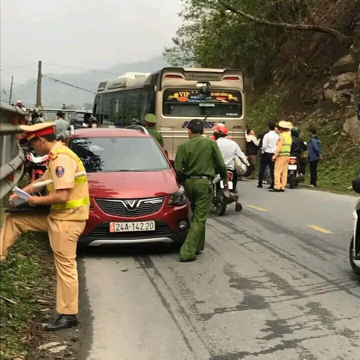 Xe tải mất phanh lao xuống vực ở Sa Pa, 4 người bị thương - Hình 2 Xe tai mat phanh lao xuong vuc o Sa Pa, 4 nguoi bi thuong-Hinh-2