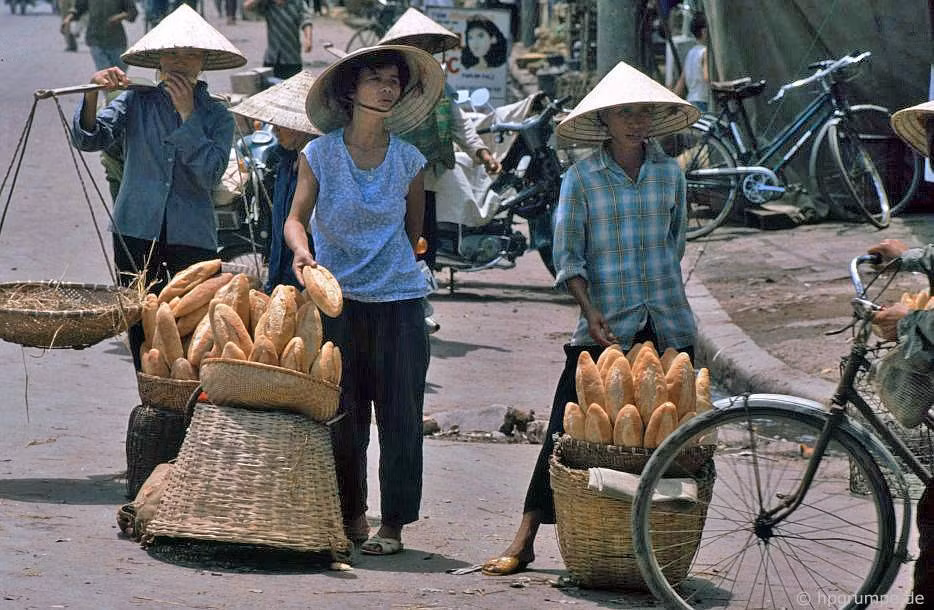 Những người phụ nữ bán bánh mì trên đường phố.
