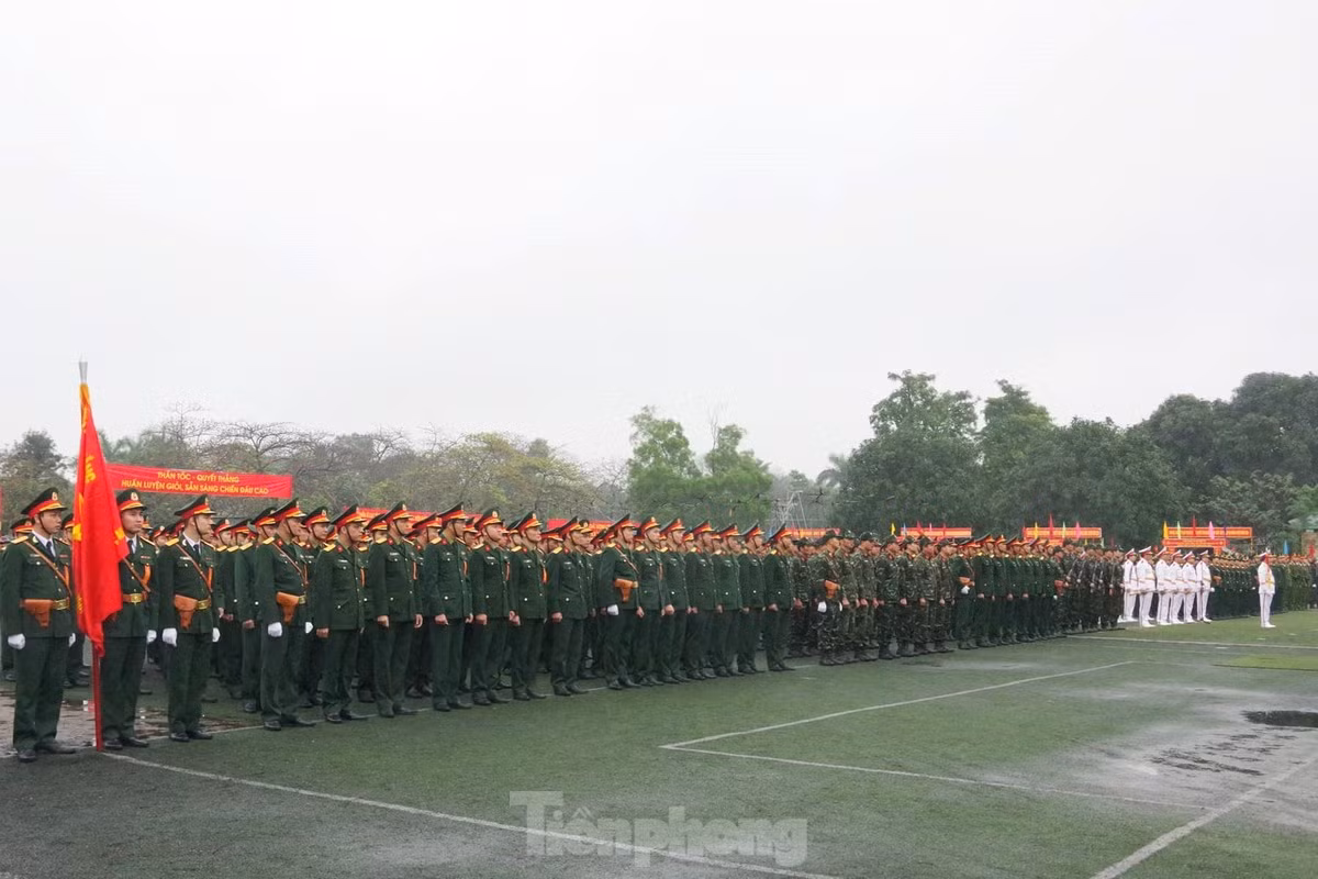 Sáng 1/3, tại TP. Vinh, Bộ Chỉ huy Quân sự tỉnh Nghệ An tổ chức Lễ ra quân huấn luyện năm 2024. Tham dự buổi lễ có Trung tướng Thái Văn Minh - Cục trưởng Cục Quân huấn, Bộ Tổng Tham mưu Quân đội nhân dân Việt Nam.