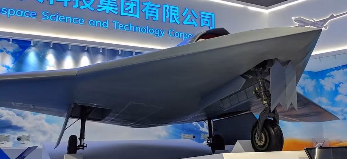 Bên cạnh đó, việc UAV tàng hình CH-7 có sự tương đồng đáng kinh ngạc với máy bay ném bom chiếc lược B-21 Raider một lần nữa làm nổi lên cuộc tranh luận về nguồn gốc những tiến bộ công nghệ của Trung Quốc, liệu có phải Bắc Kinh đã sao chép được công nghệ của Mỹ?. Theo Army Recognition.
