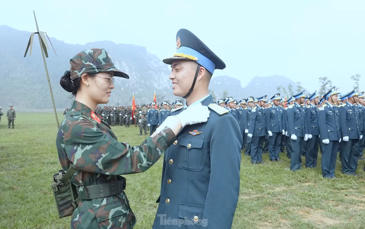 Cùng đăng ký tham gia diễu binh lần này, Trung úy quân nhân chuyên nghiệp Vũ Thị Thu (Cục Hậu cần - Kỹ thuật Quân đoàn 12) và chồng là Thượng úy Nguyễn Trường Chinh (Học viện Phòng không - Không quân) vừa tổ chức hôn lễ vào tháng 2/2025. Cặp đôi sinh năm 1999 cùng quyết tâm khắc phục khó khăn và hoàn thành xuất sắc nhiệm vụ.
