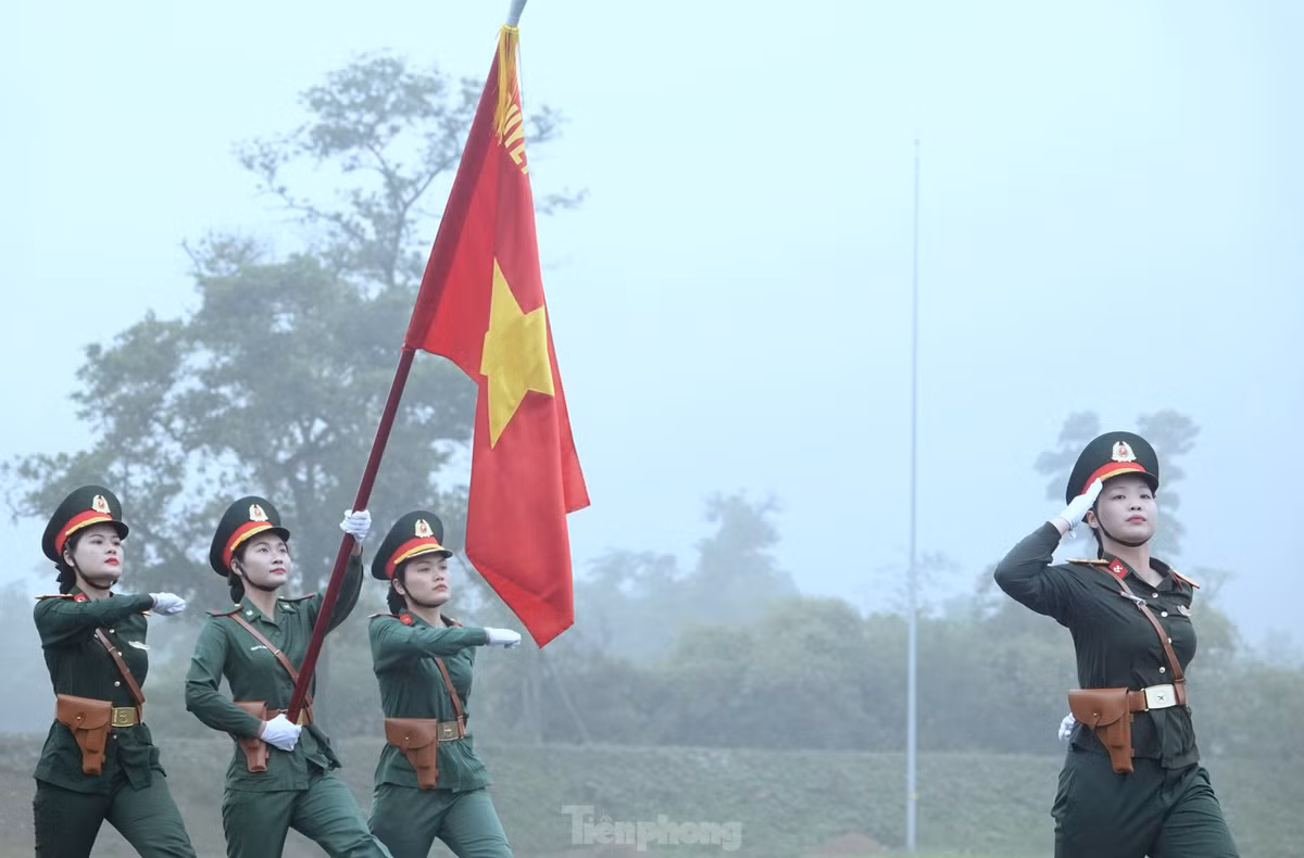 Khối trưởng và Tổ Quân kỳ của Khối nữ sĩ quan Quân y hợp luyện đội hình khối tại TB4.