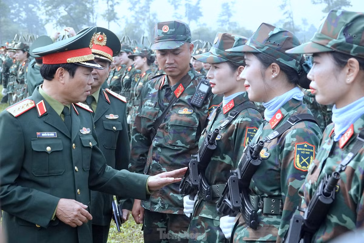 Đại tướng Nguyễn Tân Cương - Tổng Tham mưu trưởng Quân đội nhân dân Việt Nam, Thứ trưởng Bộ Quốc phòng, động viên Khối nữ Gìn giữ hòa bình Việt Nam.